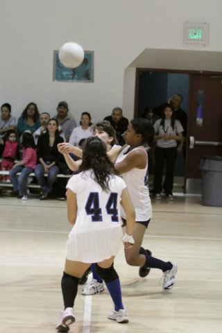 na10_girlsjvvolleyball_action_102.jpg