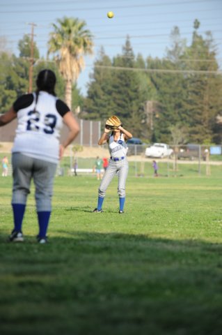 na09_jv_softball_012.jpg
