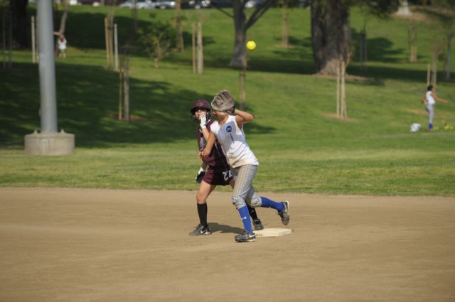 na09_var_softball_004.jpg