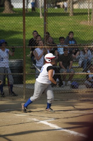 na09_var_softball_018.jpg