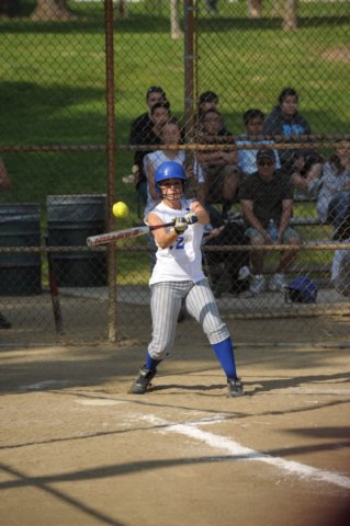 na09_var_softball_022.jpg