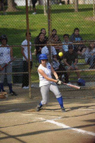 na09_var_softball_030.jpg