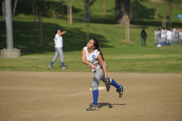 na09_var_softball_059.jpg