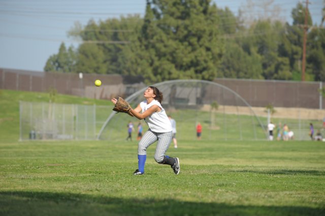 na09_var_softball_121.jpg