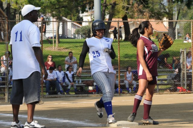 na09_var_softball_131.jpg