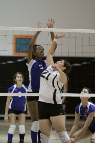 na10_girlsvarsityvolleyball_action_036.jpg