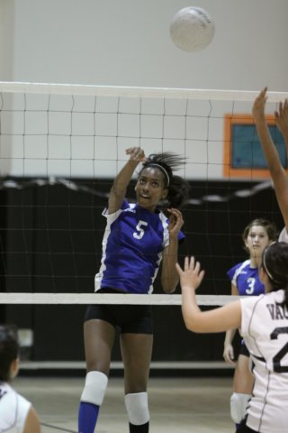 na10_girlsvarsityvolleyball_action_040.jpg